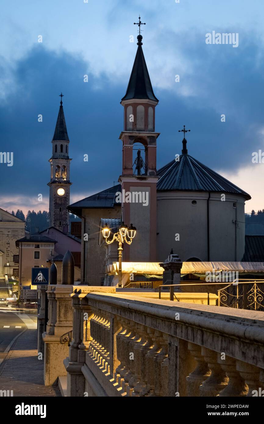 Dorf Gallio: Die Kirche San Bartolomeo und die Kirche Santa Maria delle Grazie. Sieben Gemeinden, Venetien, Italien. Stockfoto
