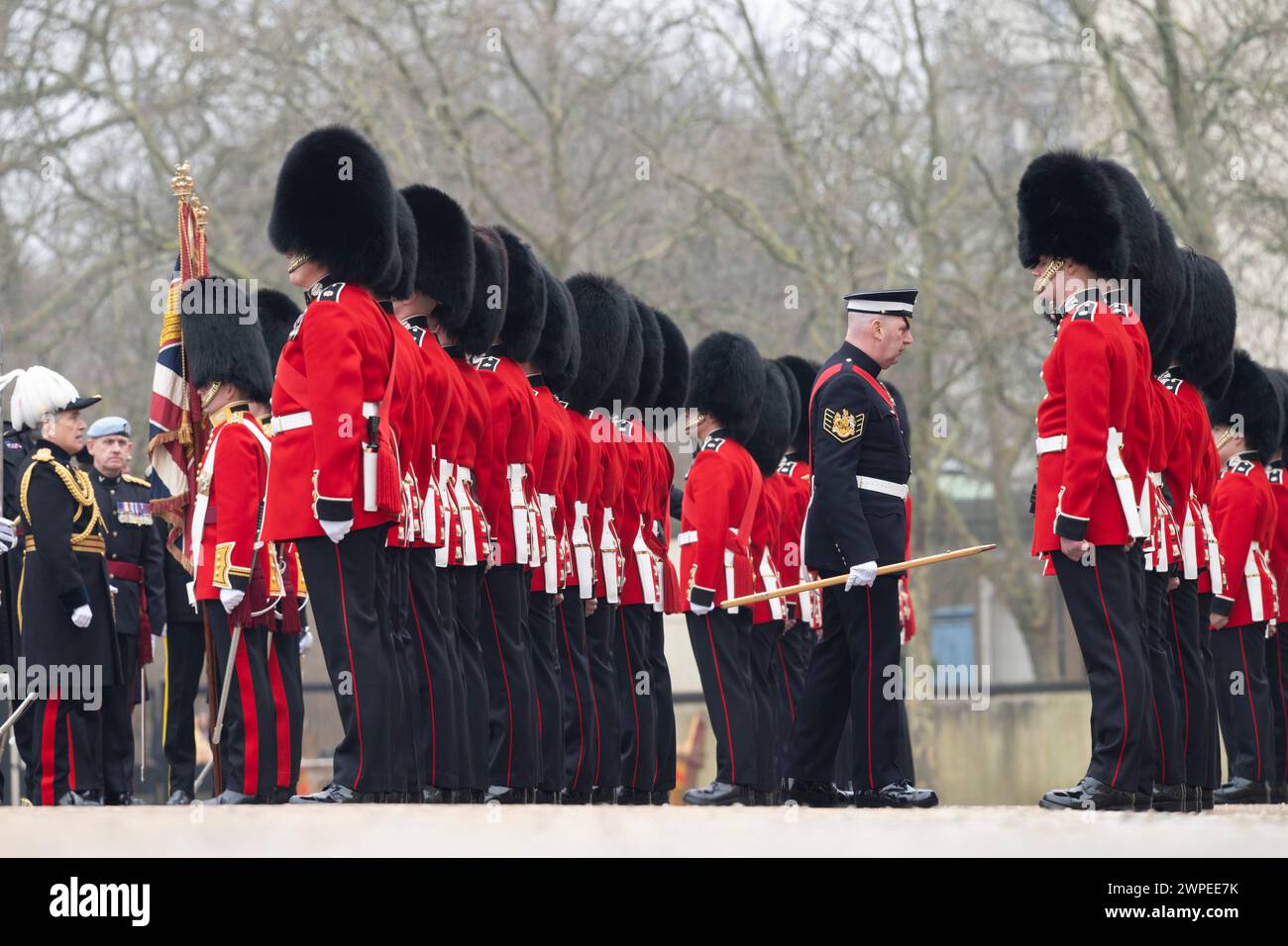 Wellington Barracks, London, Großbritannien. März 2024. Die Inspektion der Fußschützer und Bänder des Major General, um zu überprüfen, ob ihre Sommeruniformen und der Standard der Übungen ausreichend hoch für die kommende Zeremonialsaison sind, findet in den Wellington Barracks durch Major General James Bowder (mit weißem Bicornhut) statt, der die Household Division kommandiert. Bild: Inspektion der Schottengarde durch Generalmajor, Garrison Sergeant Major kontrolliert Uniformen. Quelle: Malcolm Park/Alamy Live News Stockfoto