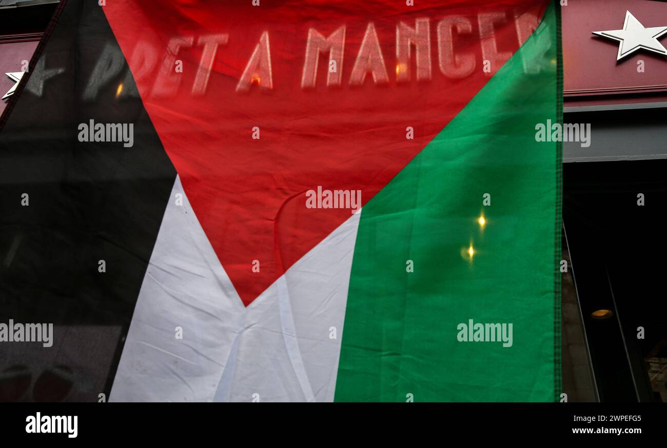 Während einer Demonstration wird eine palästinensische Flagge über der Marke Pret A Manger geschwenkt. Demonstranten fordern, dass die Leute Costa Coffee boykottieren. Ihre Muttergesellschaft Coca-Cola betreibt eine Fabrik in der illegalen israelischen Siedlung Atarot in dem Gebiet, das von den Demonstranten als Palästina besetzt angesehen wird. Die Boykott-Desinvestitions- und Sanktionsbewegung (BDS) arbeitet daran, die internationale Unterstützung für Israels Unterdrückung der Palästinenser zu beenden und Israel unter Druck zu setzen, das Völkerrecht einzuhalten. Außerdem hat sie eine Liste von Unternehmen zusammengestellt, bei denen Menschen nicht arbeiten sollten und aus denen Käufer ihren Brauch zurückziehen sollten Stockfoto