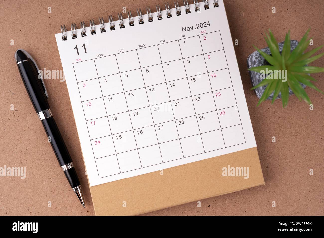 Schreibtischkalender für November 2024 flach gelegt Stockfoto