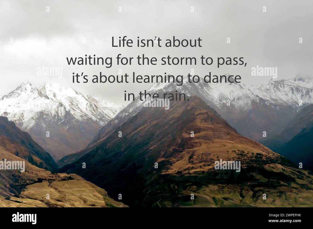 Schneebedeckter Berg mit inspirierenden Zitaten im Leben geht es nicht darum, auf den Sturm zu warten, sondern zu lernen, im Regen zu tanzen Stockfoto
