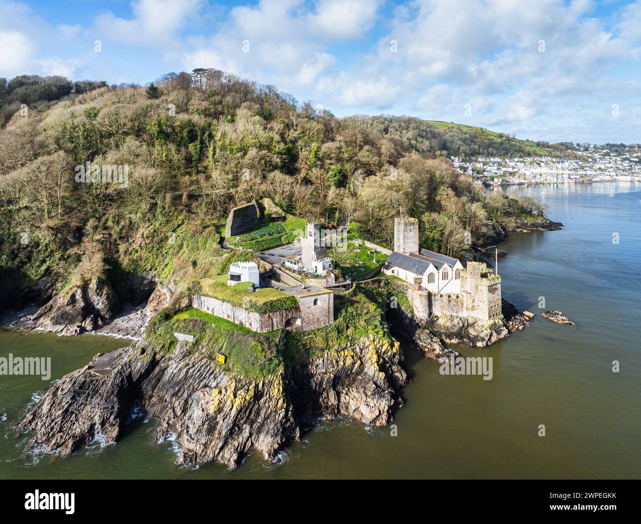 Dartmouth Castle über dem Fluss Dart von einer Drohne, Dartmouth, Kingswear, Devon, England Stockfoto