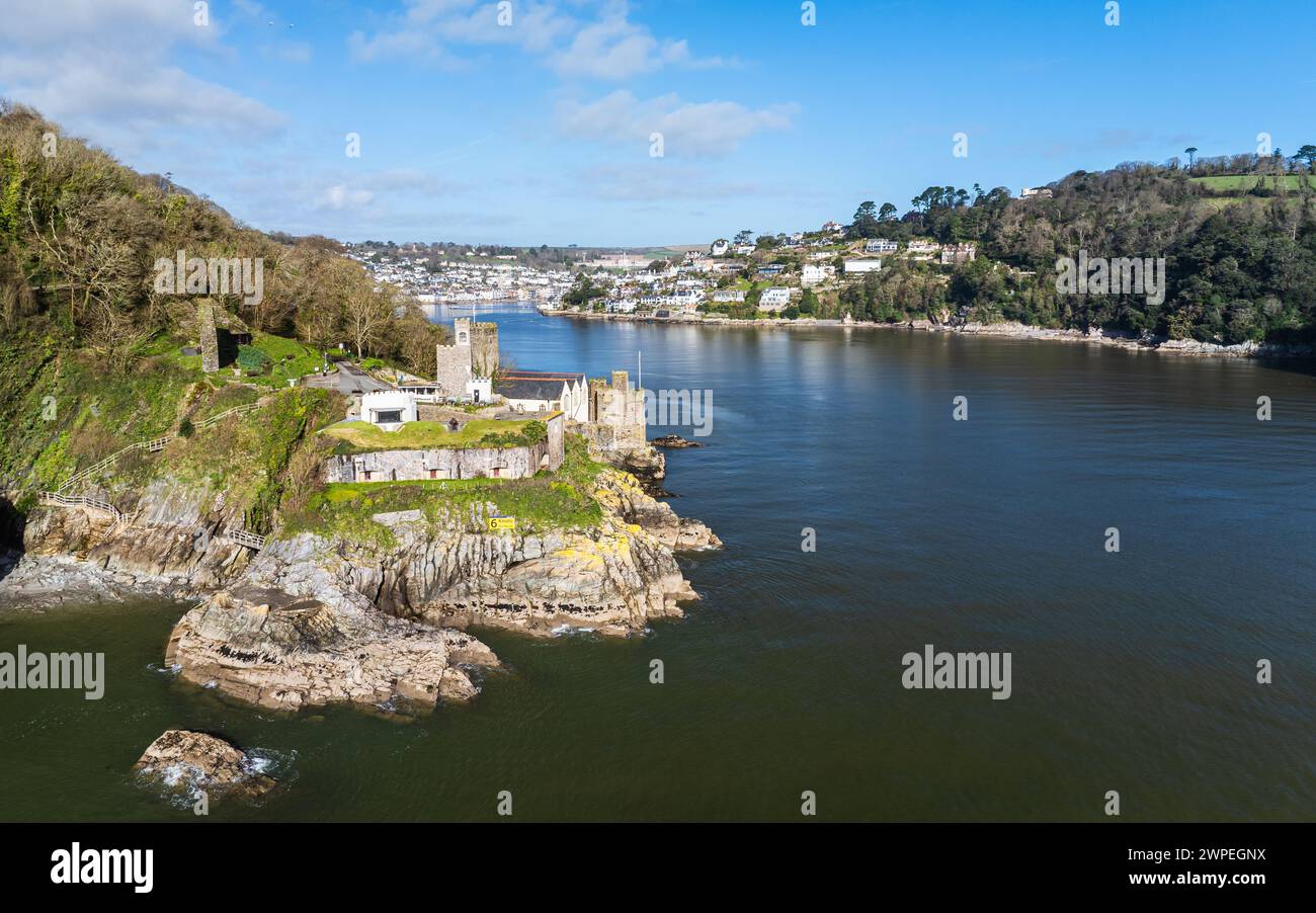 Dartmouth Castle über dem Fluss Dart von einer Drohne, Dartmouth, Kingswear, Devon, England Stockfoto