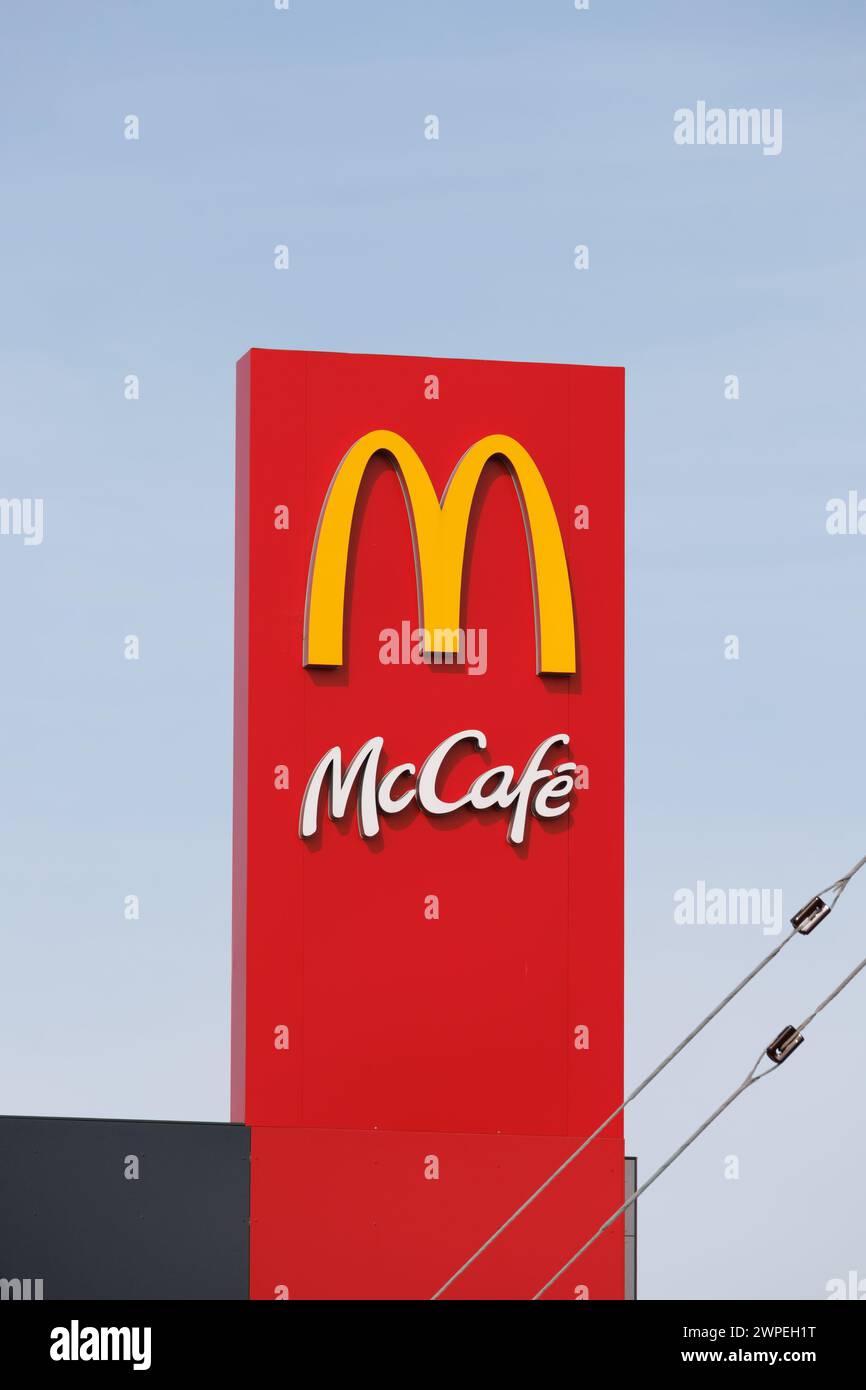 McDonalds McCafe Schild. Dhekelia Road, Voroklini, Larnaka, Zypern. Februar 2024 Stockfoto