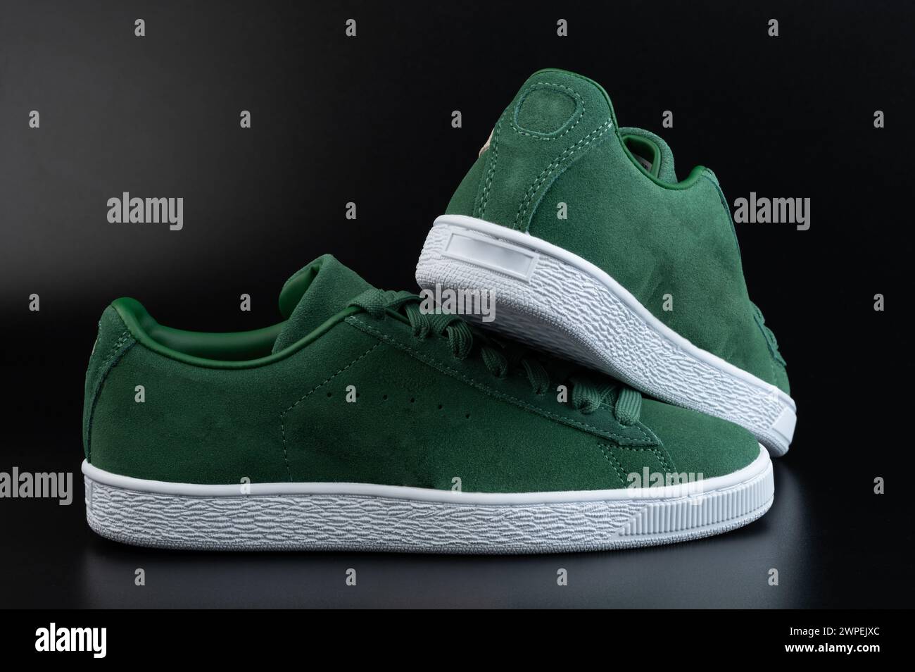 Bequeme grüne Schuhe mit Schnürsenkeln, Seitenansicht auf schwarzem Hintergrund Stockfoto