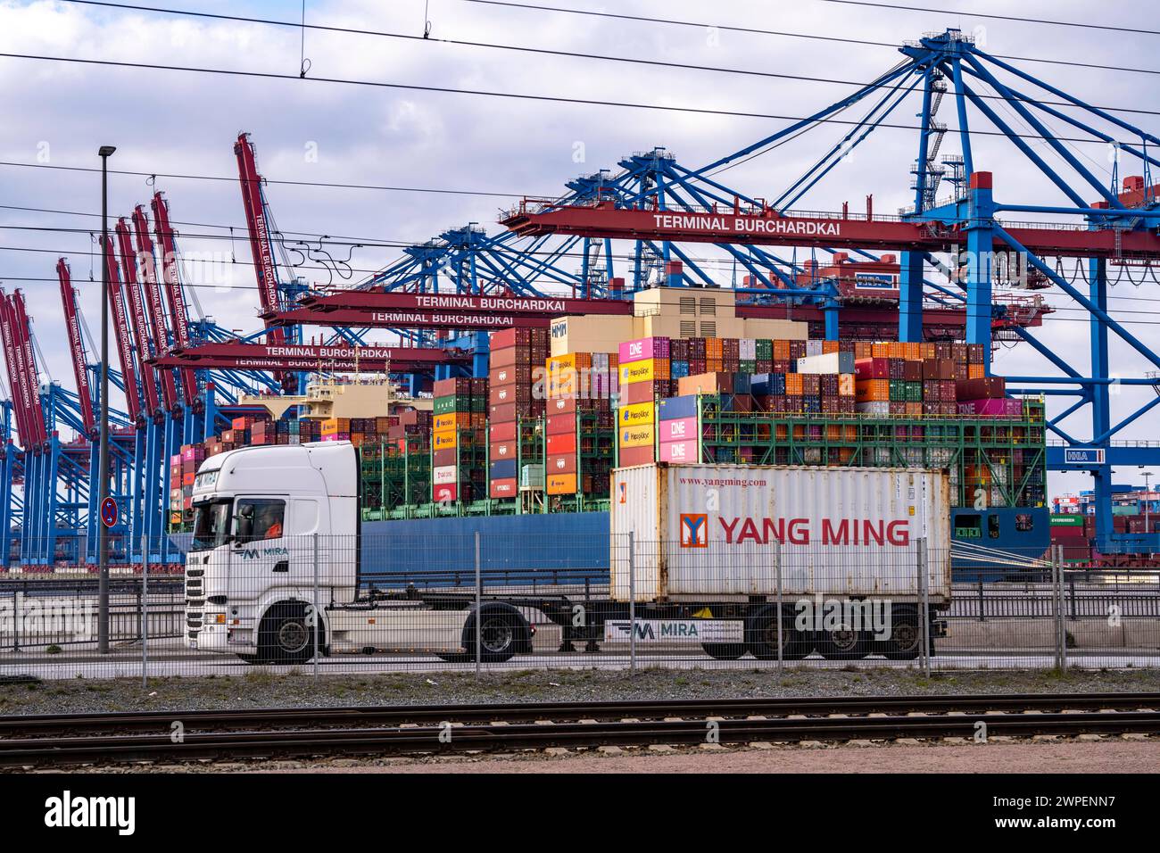 Hamburger Hafen, Waltershofer Hafen, Containerschiffe, LKW bringen und holen Frachtcontainer vom und zum HHLA Containerterminal Burchardkai, Hamburg, Deutschland Containertransport *** Hafen Hamburg, Waltershofer Hafen, Containerschiffe, LKW bringen und holen Frachtcontainer zum und vom HHLA Containerterminal Burchardkai, Hamburg, Deutschland Containertransport Stockfoto