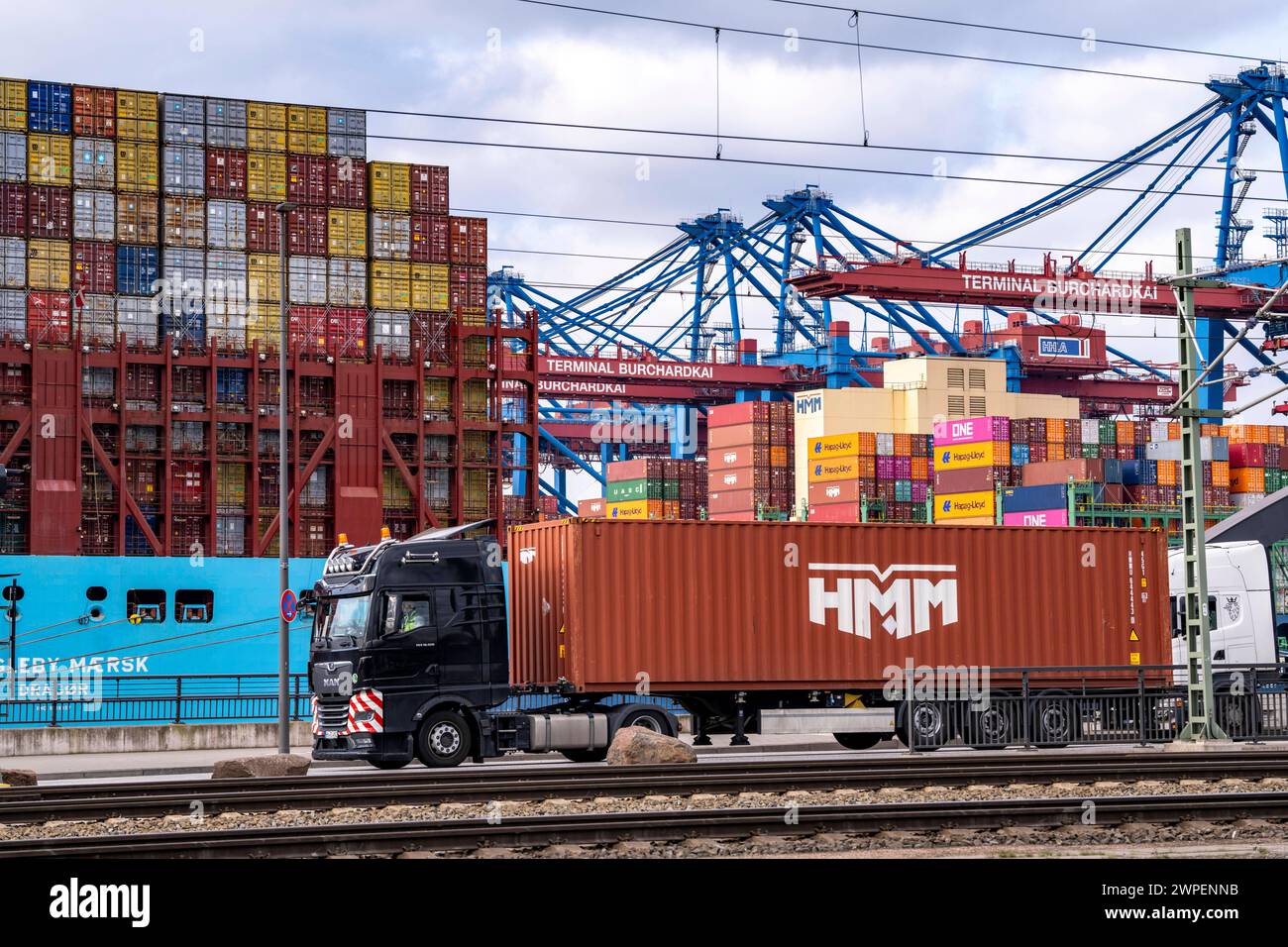 Hamburger Hafen, Waltershofer Hafen, Containerschiffe, LKW bringen und holen Frachtcontainer vom und zum HHLA Containerterminal Burchardkai, Hamburg, Deutschland Containertransport *** Hafen Hamburg, Waltershofer Hafen, Containerschiffe, LKW bringen und holen Frachtcontainer zum und vom HHLA Containerterminal Burchardkai, Hamburg, Deutschland Containertransport Stockfoto