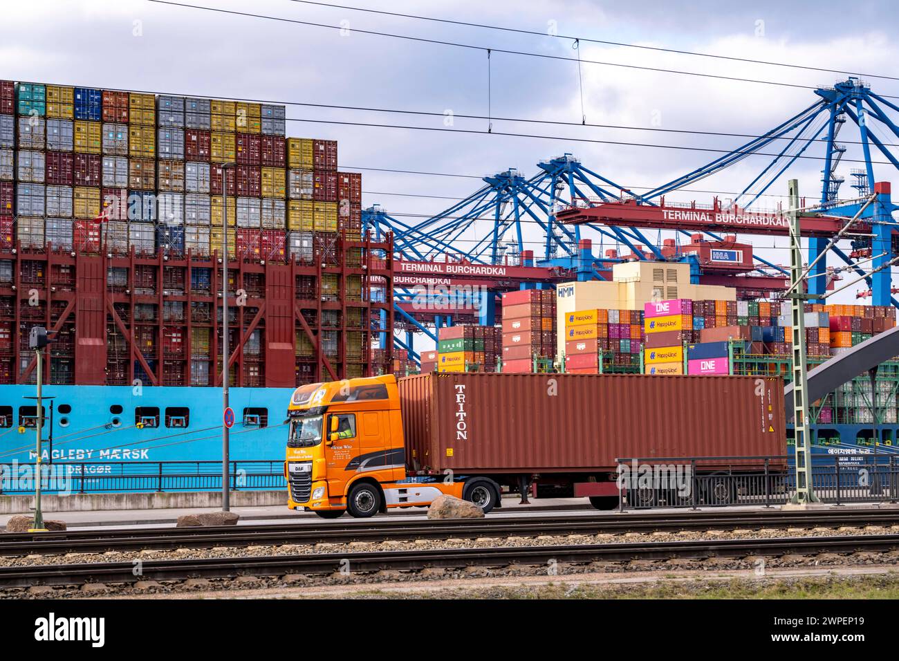 Hamburger Hafen, Waltershofer Hafen, Containerschiffe, LKW bringen und holen Frachtcontainer vom und zum HHLA Containerterminal Burchardkai, Hamburg, Deutschland Containertransport *** Hafen Hamburg, Waltershofer Hafen, Containerschiffe, LKW bringen und holen Frachtcontainer zum und vom HHLA Containerterminal Burchardkai, Hamburg, Deutschland Containertransport Stockfoto