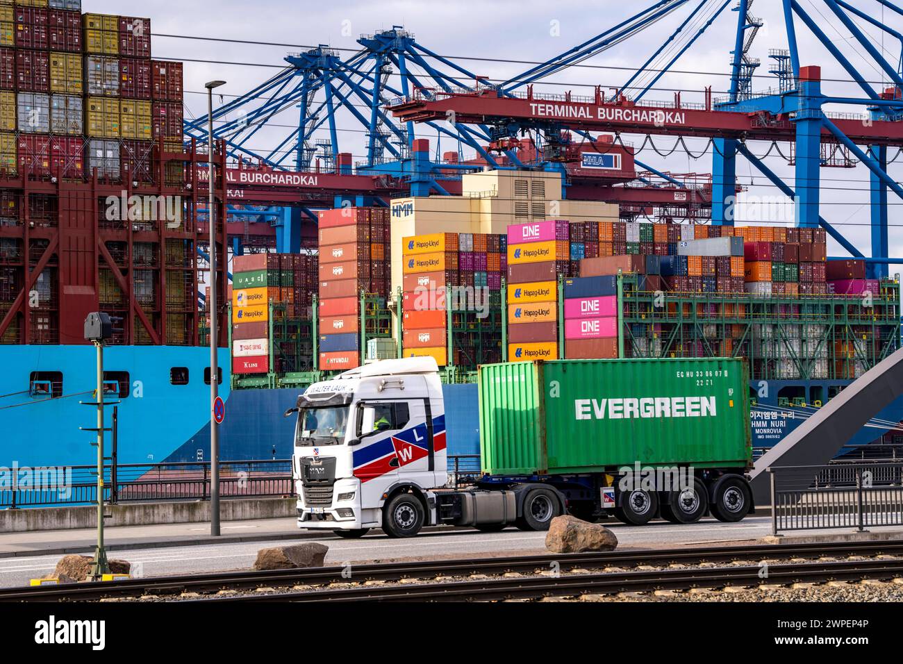 Hamburger Hafen, Waltershofer Hafen, Containerschiffe, LKW bringen und holen Frachtcontainer vom und zum HHLA Containerterminal Burchardkai, Hamburg, Deutschland Containertransport *** Hafen Hamburg, Waltershofer Hafen, Containerschiffe, LKW bringen und holen Frachtcontainer zum und vom HHLA Containerterminal Burchardkai, Hamburg, Deutschland Containertransport Stockfoto