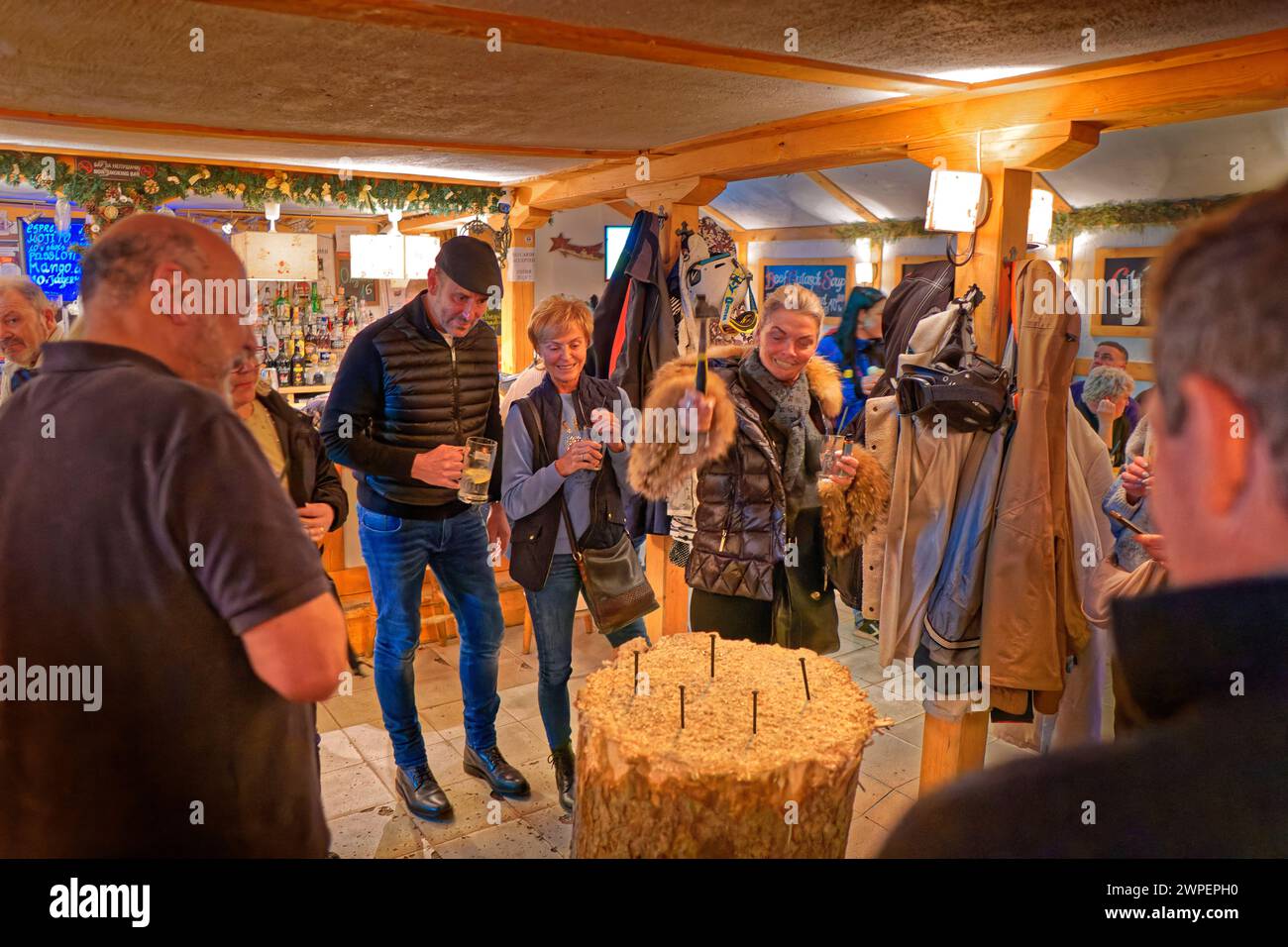 Das Nail Game, ein beliebter und traditioneller Zeitvertreib, der in BJ's Bar im Skigebiet Borovets in Bulgarien gespielt wird. Stockfoto