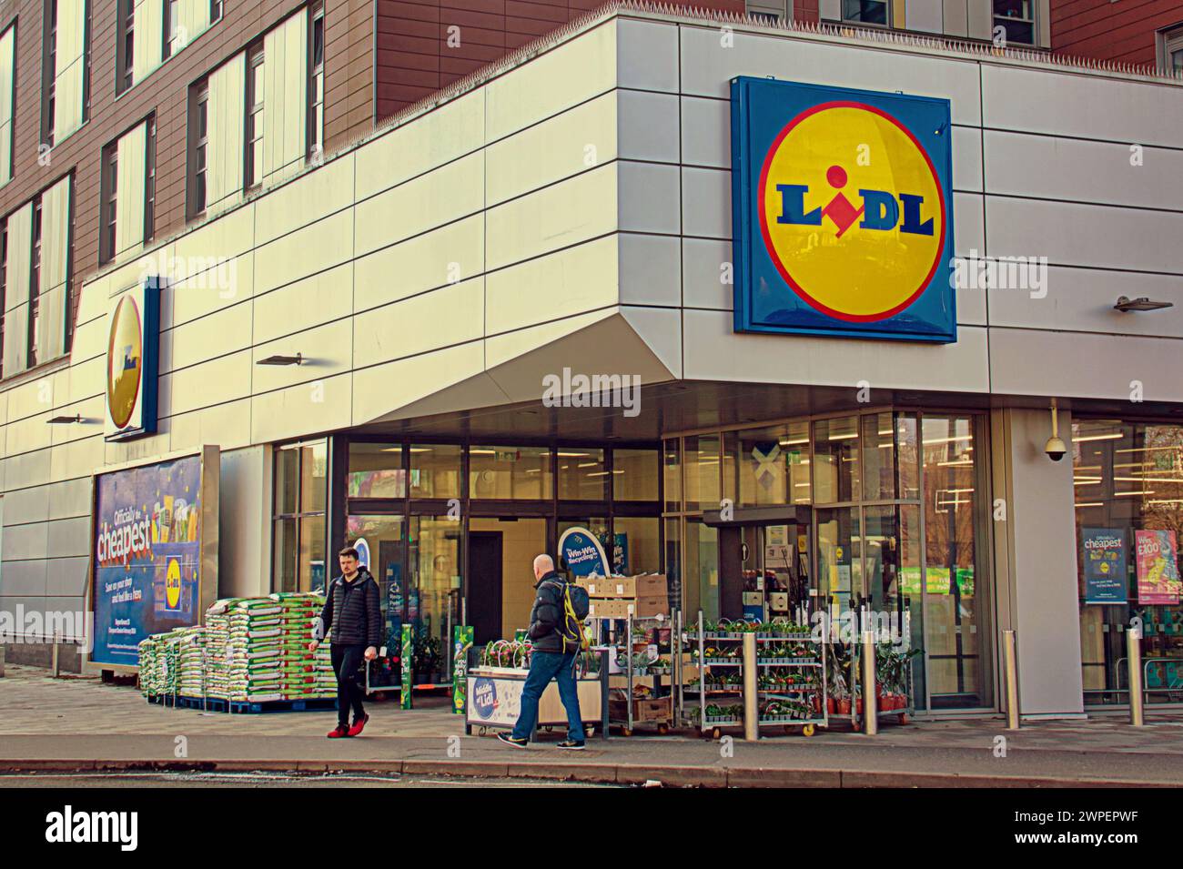 Glasgow, Schottland, Großbritannien. 7. März 2024: Partick lidl hat die Bottlebank am Eingang zum Haupteingang. In einem Graffiti-Clubland in GW3 im Westende, das mit Wandmalereien bedeckt ist, befindet sich ein Ort in Yardworks. Lidl Supermarkt, um ihr neues Recyclingsystem zu fördern. Die Regelung ergibt 5p pro Flasche im Vergleich zu 20p in deutschland. Credit Gerard Ferry/Alamy Live News Stockfoto