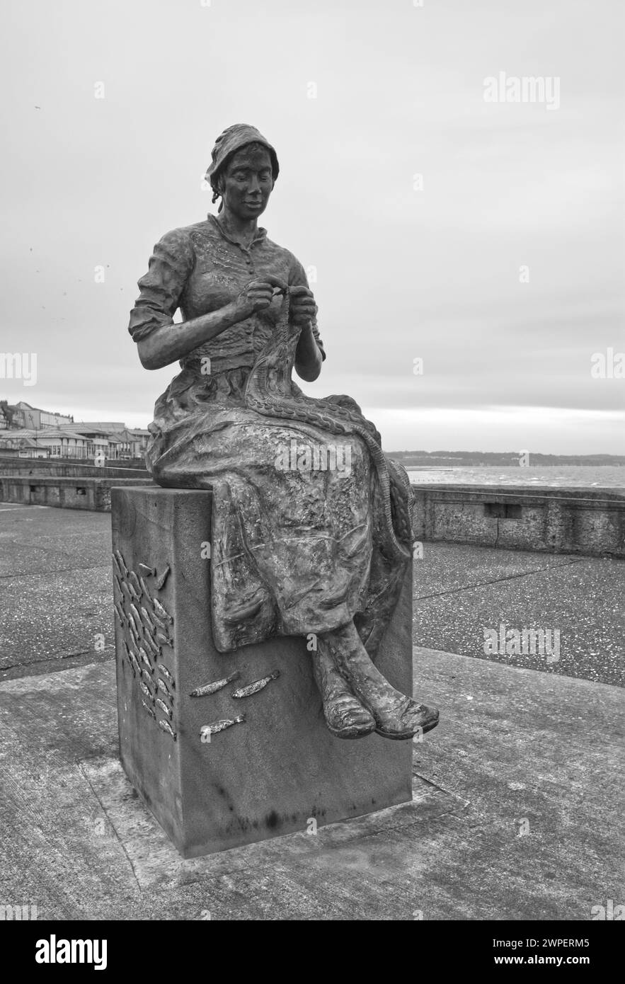 Gansey Girl Bronzeskulptur von Stephen Carvill am North Pier, Bridlington, Yorkshire, England Stockfoto