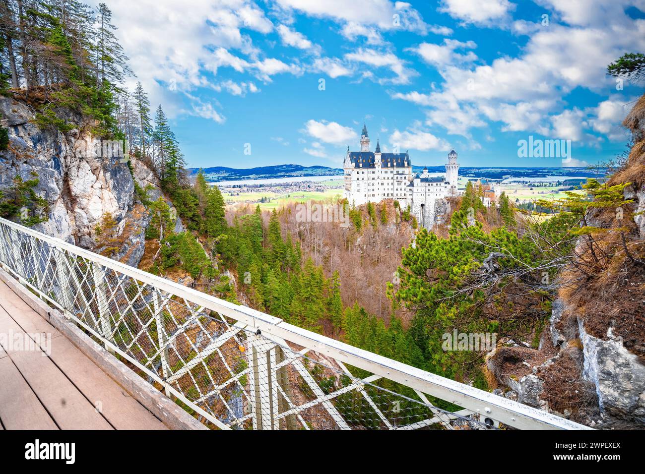 Blick auf Schloss Neuschwanstein und Marienbrücke, bayerische Region in Deutschland Stockfoto