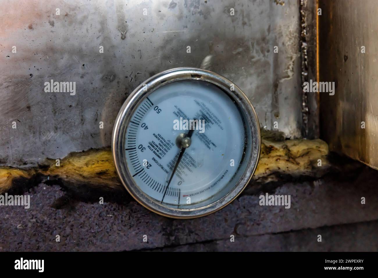 Thermometer für die Verarbeitung von Ahornsirup am Verdampfer auf einer Amischen Farm in Michigan, USA Stockfoto