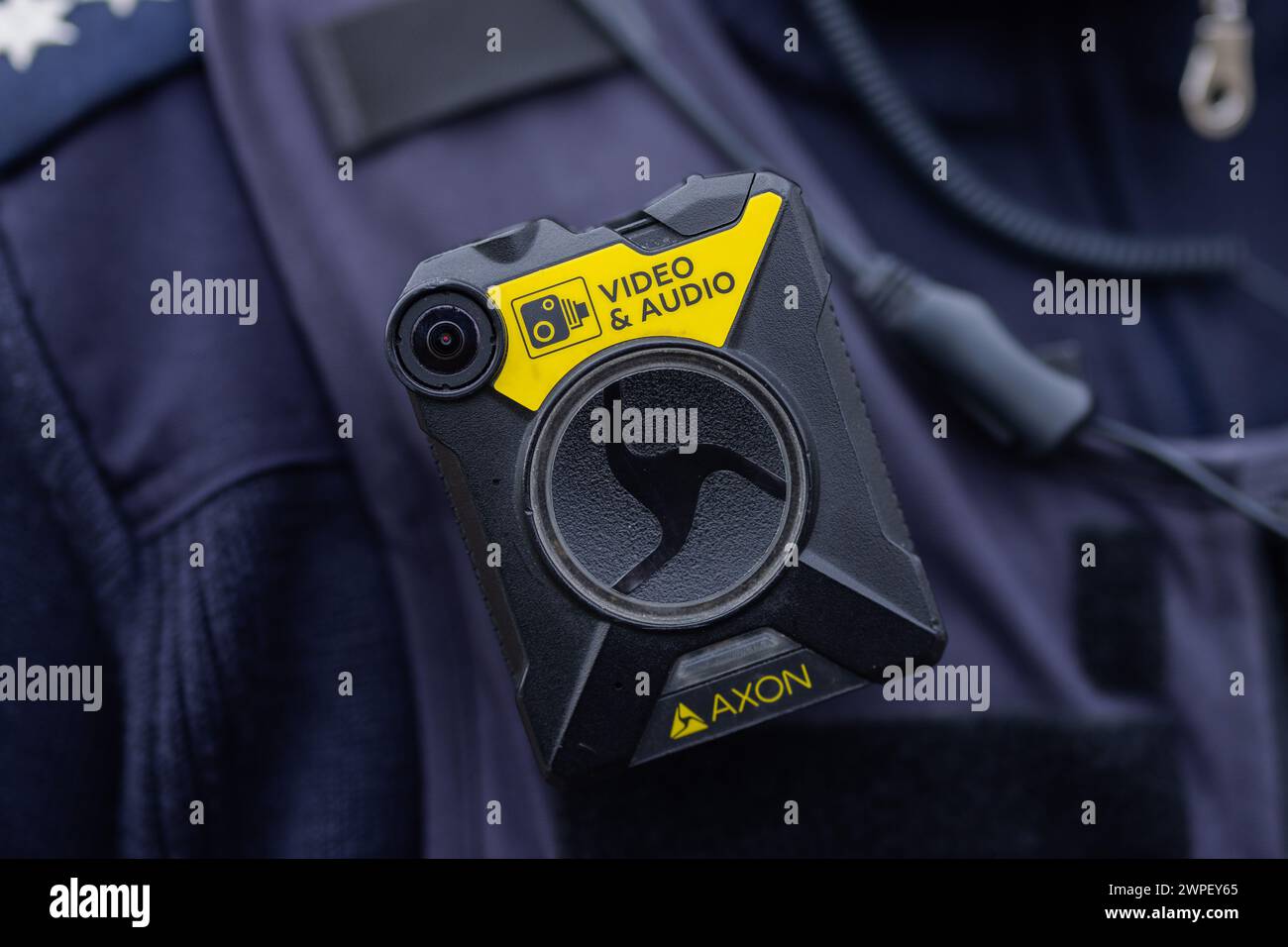 Düsseldorf, Deutschland. März 2024. Eine Bodycam für Audio- und Videoaufnahmen ist an der Uniform einer Polizistin angebracht. Quelle: Rolf Vennenbernd/dpa/Alamy Live News Stockfoto