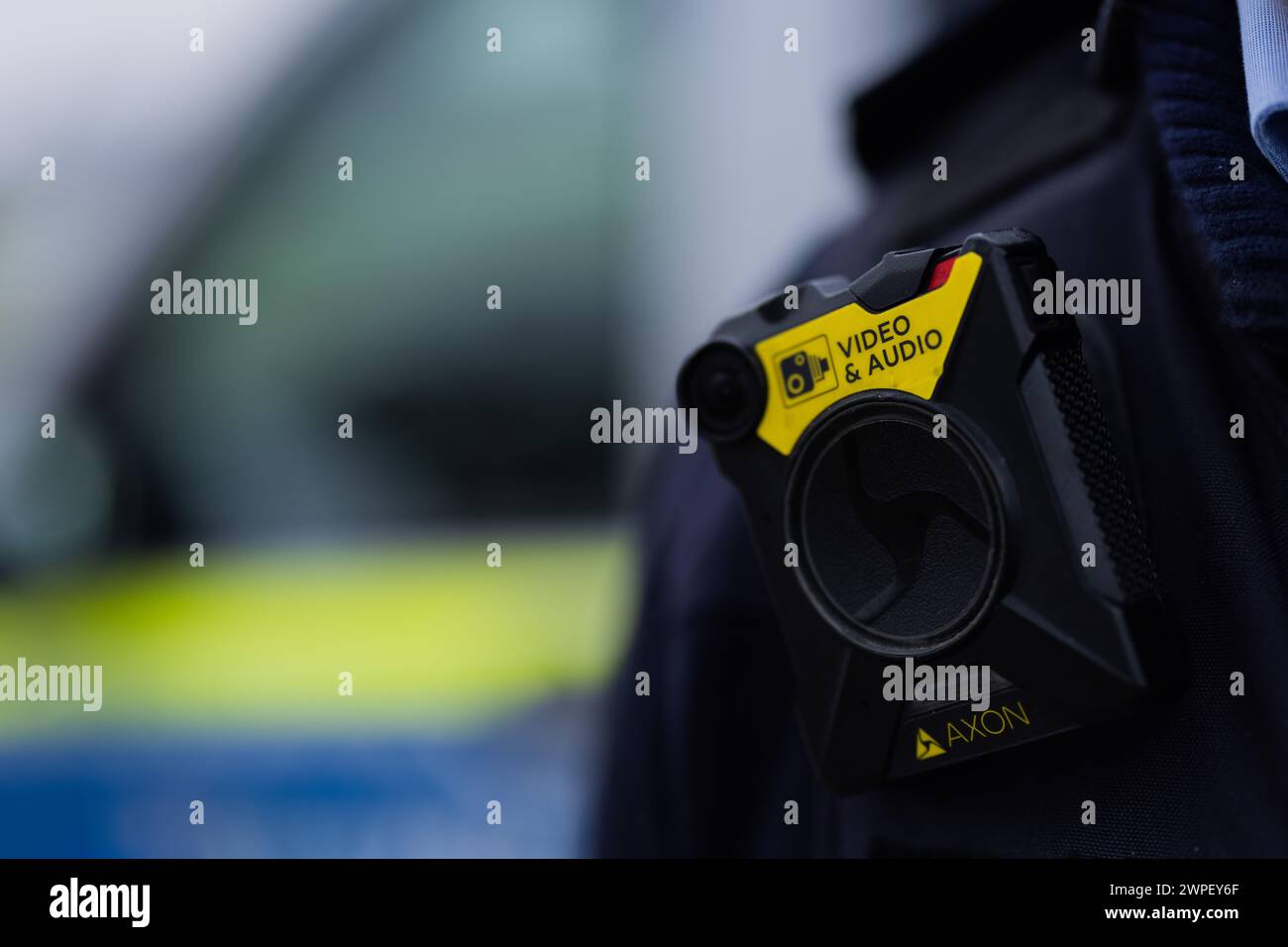 Düsseldorf, Deutschland. März 2024. Eine Bodycam für Audio- und Videoaufnahmen ist an der Uniform einer Polizistin angebracht. Quelle: Rolf Vennenbernd/dpa/Alamy Live News Stockfoto