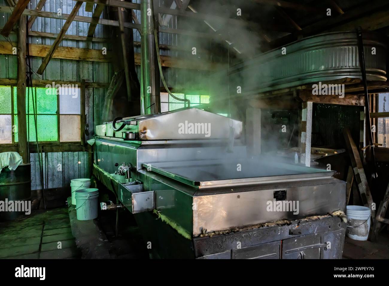 Verdampfer in sugarhouse, der ahornsaft zu Sirup auf einer Amischen Farm in Michigan, USA verarbeitet [keine Freigabe der Immobilie; nur redaktionelle Lizenzierung] Stockfoto