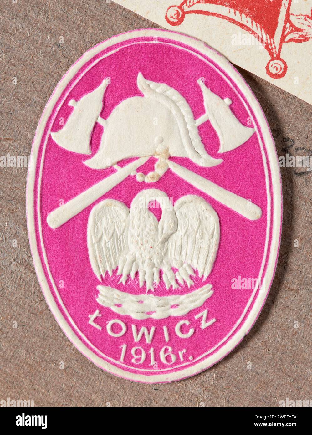 Ein Fragestempel aus dem Jahr 1916 mit einem Pelikan, der Küken füttert, zwei Äxten und der Aufschrift „Italing“, die für Post- oder amtliche Zwecke verwendet wird. Stockfoto