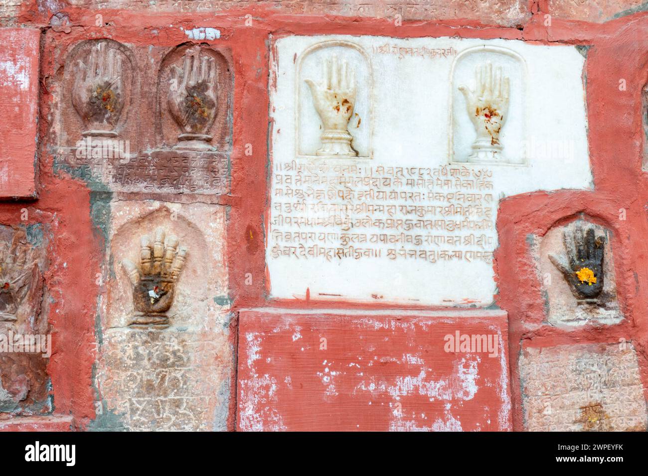 Gedenkstätte für die Opfer eines der historischen Sati-Massenveranstaltungen im Junagarh-Fort in Bikaner, Indien Stockfoto