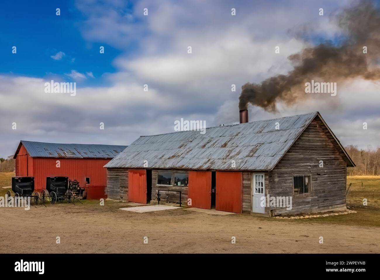 Holzbefeuertes sugarhouse, das Ahornsirup auf einer Amischen Farm in Michigan, USA herstellt [keine Freigabe der Immobilie; nur redaktionelle Lizenzierung] Stockfoto