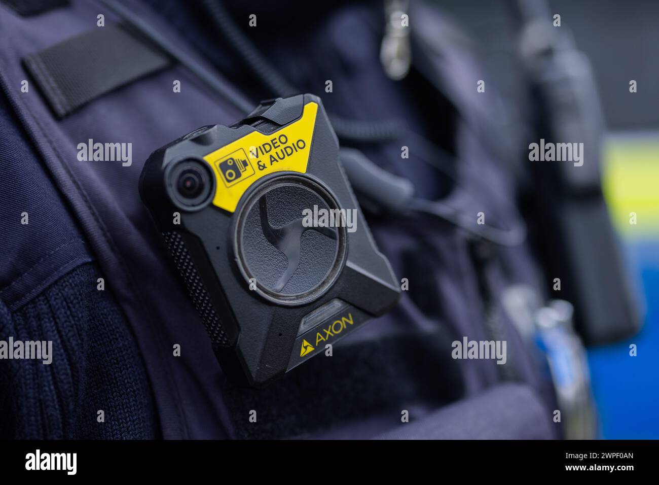 Düsseldorf, Deutschland. März 2024. Eine Bodycam für Audio- und Videoaufnahmen ist an der Uniform einer Polizistin angebracht. Quelle: Rolf Vennenbernd/dpa/Alamy Live News Stockfoto