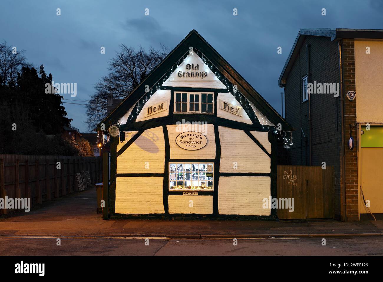 Oma's Meat Pies Shop, beleuchtet für Weihnachten, Bilton Green, Rugby. Stockfoto
