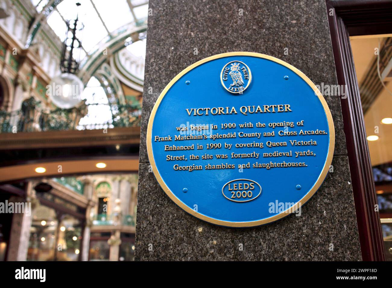 Blaue Plakette des Civic Trust an der Cross Arcade im Einkaufsviertel Victoria Quarter von Leeds. Die Gedenktafel feiert ihre Eröffnung im Jahr 1900 und der Architekt Frank Matcham. Stockfoto