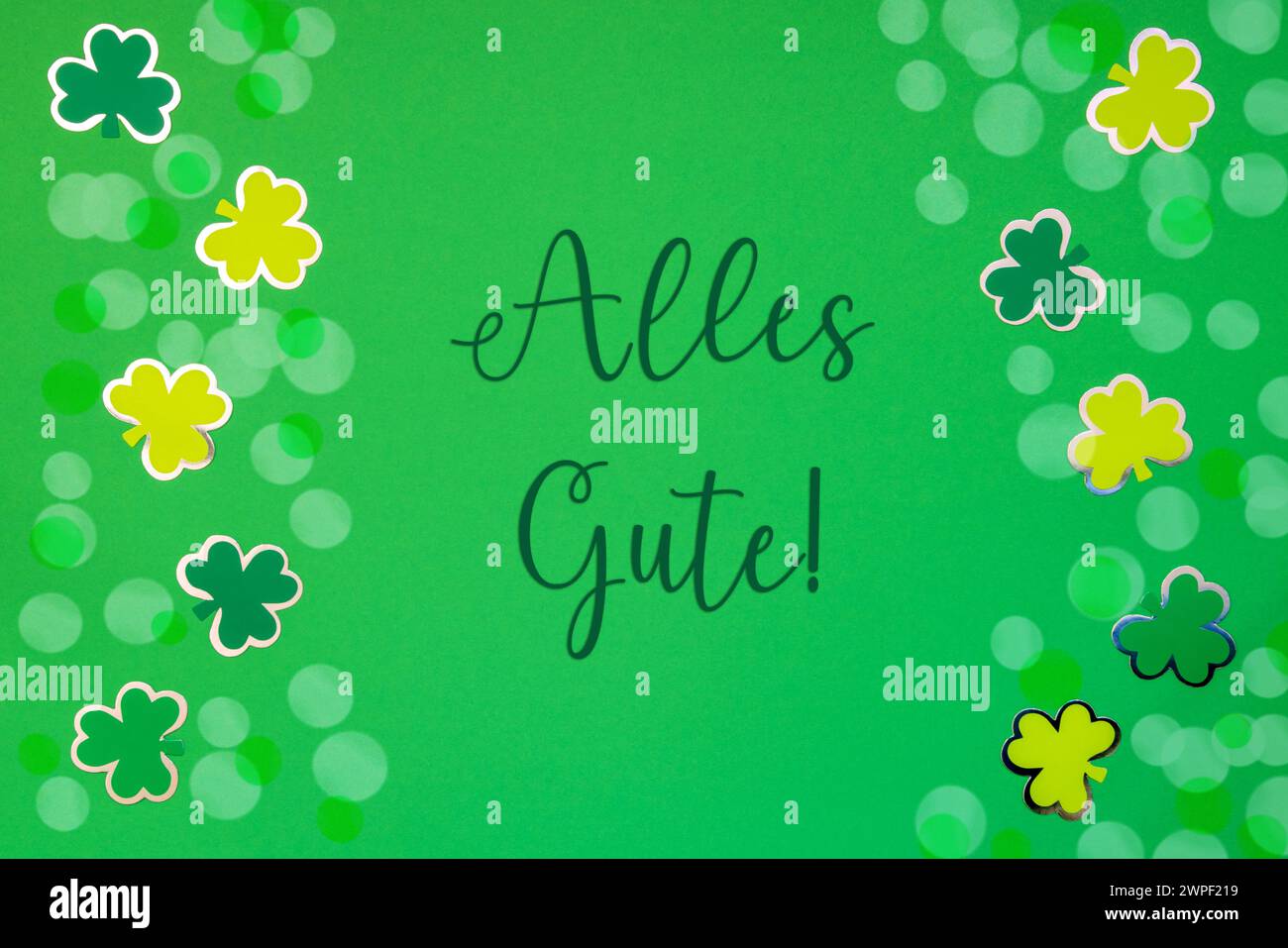 Grünes Flachbild Mit Deutschem Text Alles Gute Bedeutet Beste Wünsche. Papierhintergrund mit St. Patrick's Day Dekoration. Stockfoto