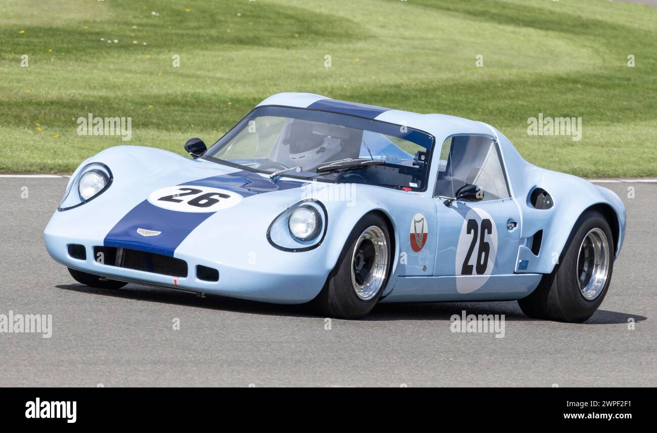 Nick Thompson in seinem Chevron-BMW B6 1967 während des Gurney Cup-Rennens beim 80. Goodwood Members Meeting in Sussex, Großbritannien. Stockfoto