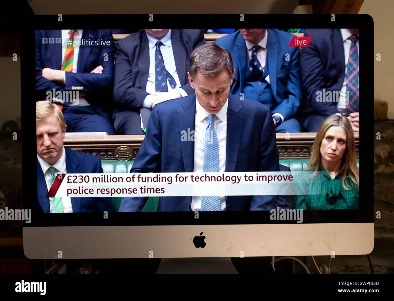 Jeremy Hunt Tory Conservative Chancellor of the Exchequer übergibt am 6. März den Frühjahrshaushalt 2024 an das britische Unterhaus London England Stockfoto
