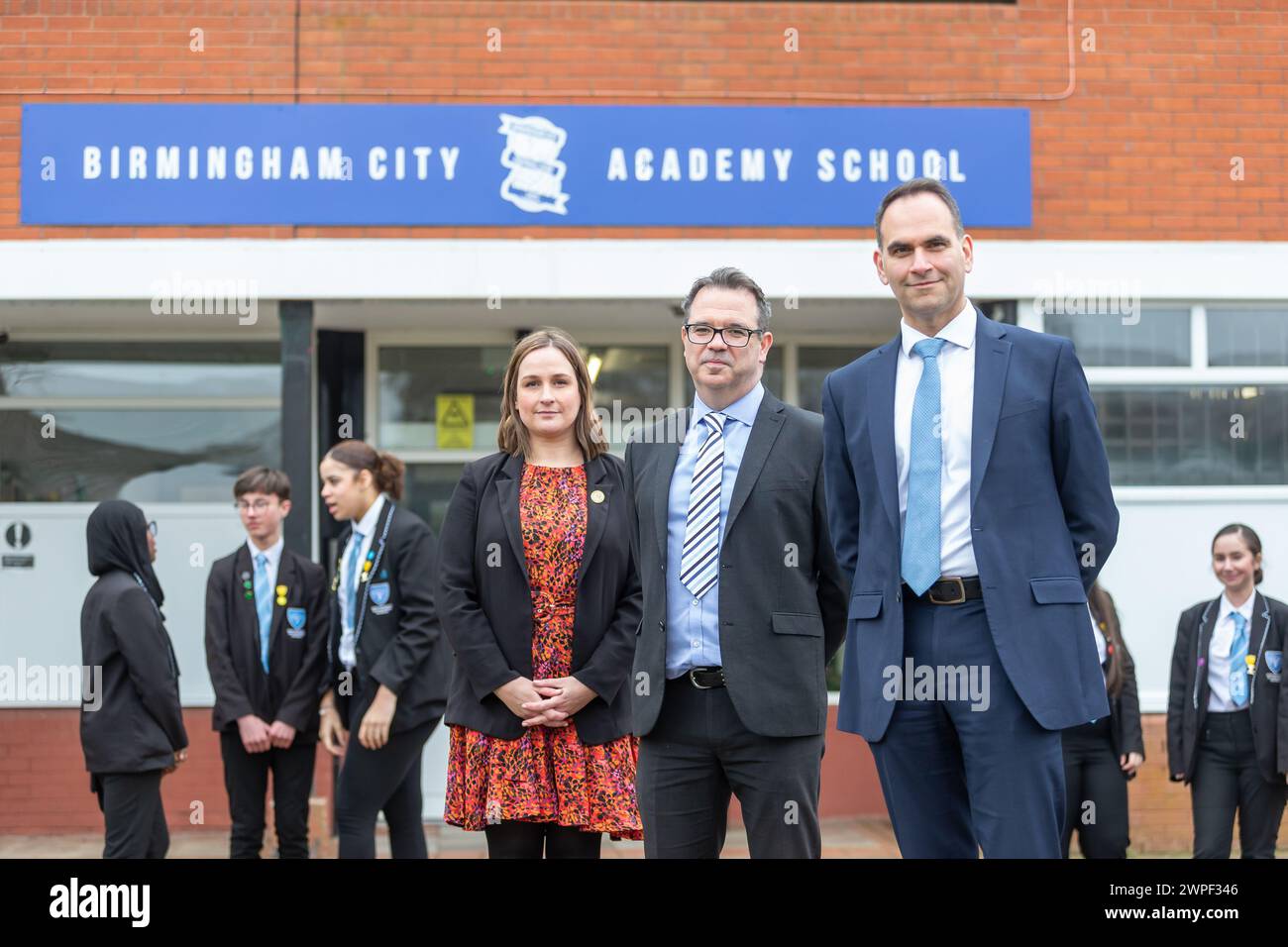 Birmingham, Großbritannien. März 2024. Die Balhaam Wood Academy in Frankley, Birmingham, Großbritannien, feiert ihren ersten „guten“ Ofsted-Status seit 18 Jahren, nachdem sie 2019 der prestigeträchtigen King Edward VI Foundation Birmingham beigetreten ist. König Edward VI., Bildungsdirektorin Julie Waddington und CEO Jodh Dhesi werden mit Schulleiter Damian McGarvey und Schülern der Schule dargestellt. Birmingham's King Edward VI Schulen sind national bekannt für ihre Kultur der Stipendien, die durch eine sensible Pastoral untermauert wird. McGarvey kommentierte: „Unsere Gemeinde vor Ort hat eine starke Schule, auf die sie zu Recht stolz sein kann.“ Stockfoto