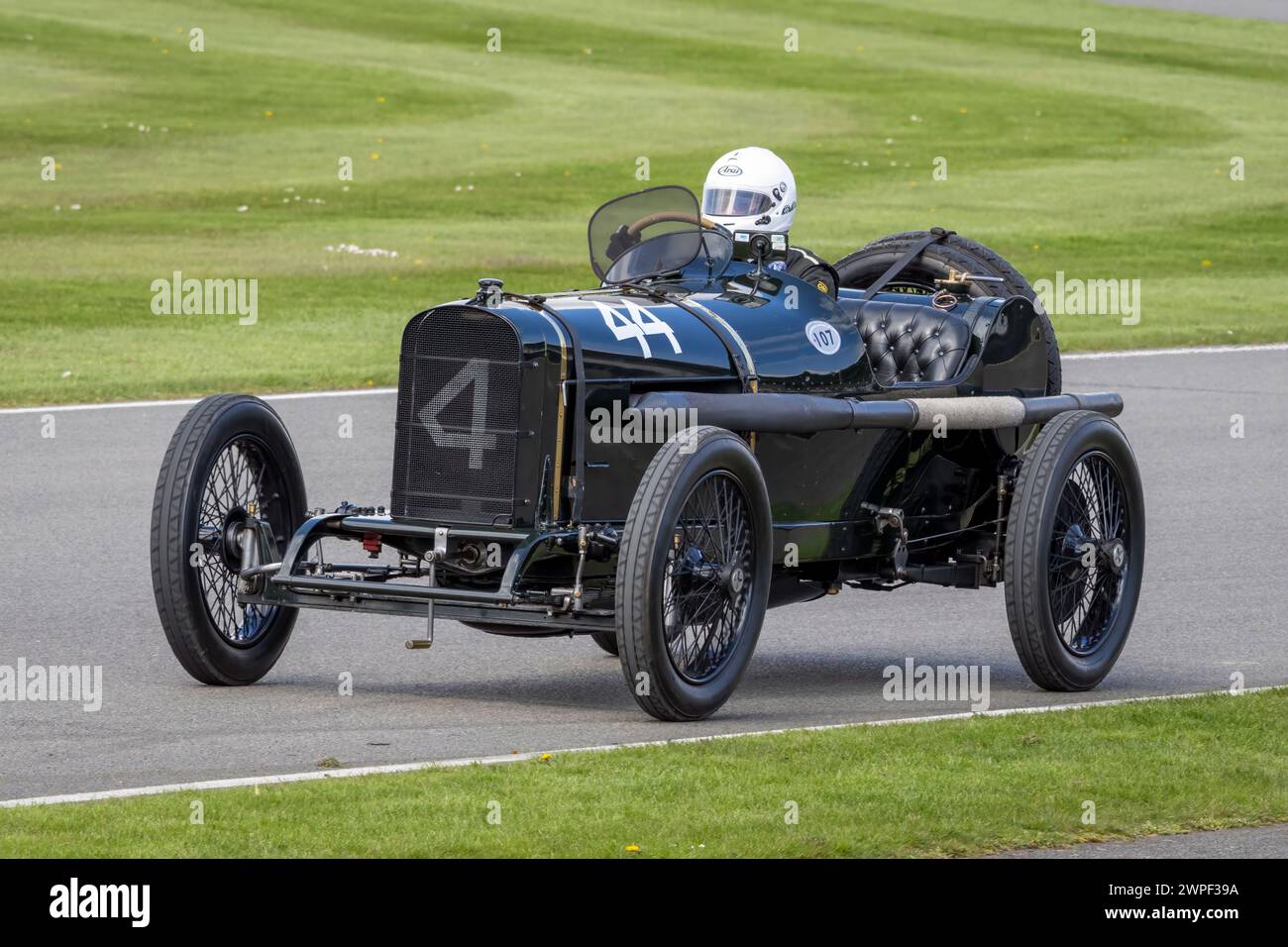 Nicholas Pellett in seinem Sunbeam Tourist Trophy Car 1914 während des S.F. Edge Trophy Rennens beim 80. Mitgliedertreffen in Goodwood, Sussex, Großbritannien. Stockfoto