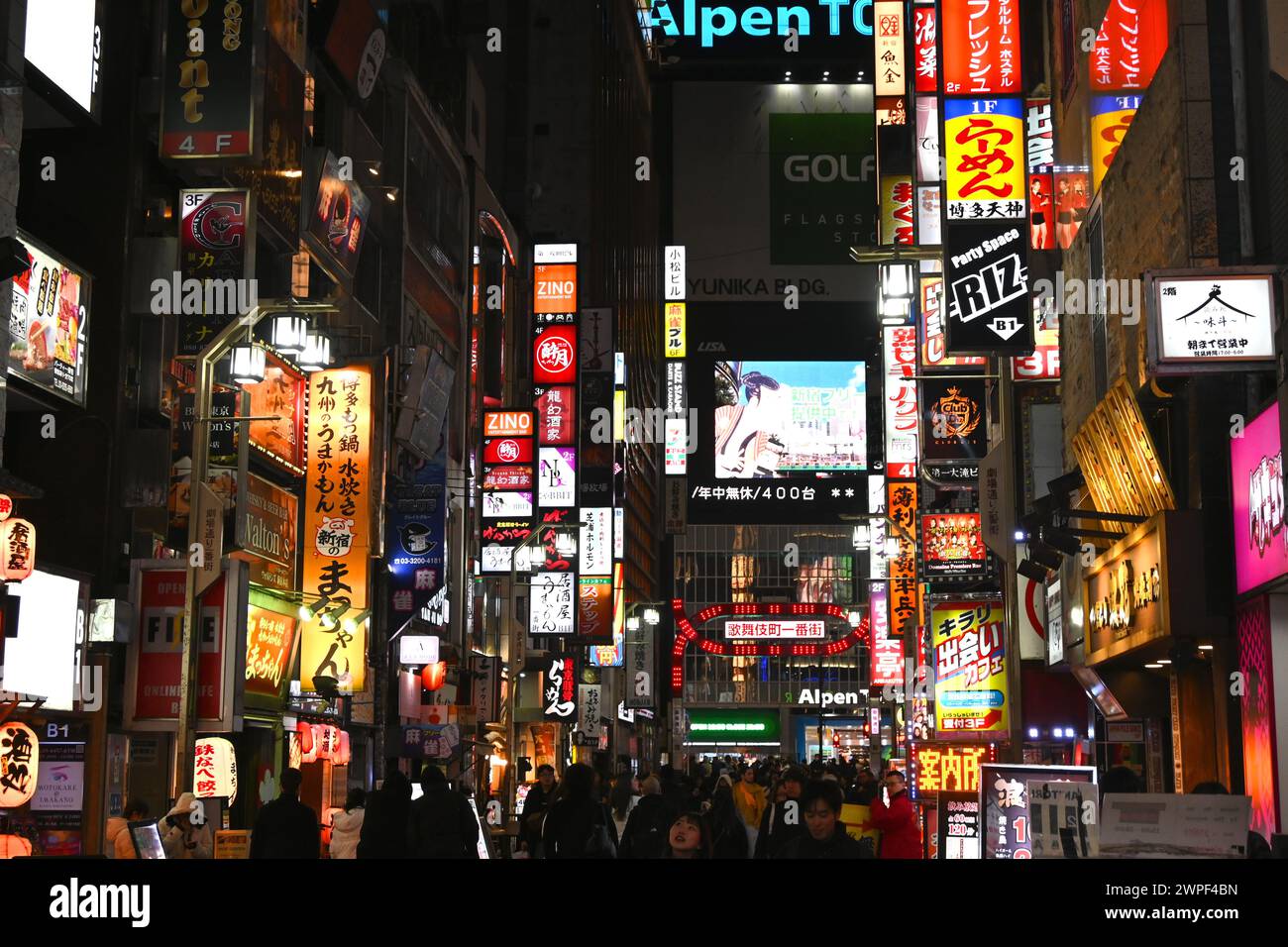 Kabukichō at Night – Shinjuku, Tokio, Japan – 26. Februar 2024 Stockfoto