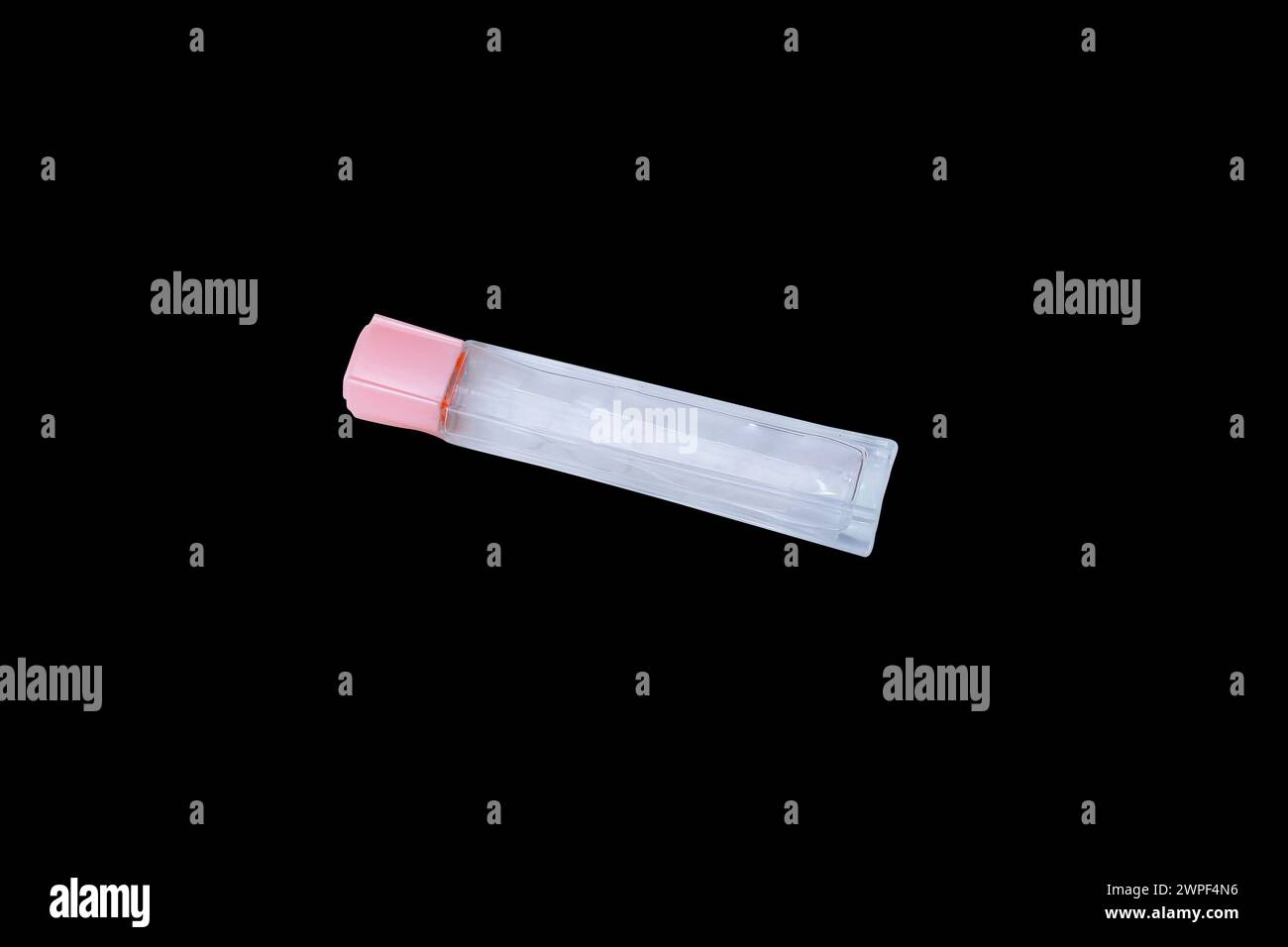 Transparente Glasflasche. Isolierter schwarzer Hintergrund. Draufsicht Stockfoto