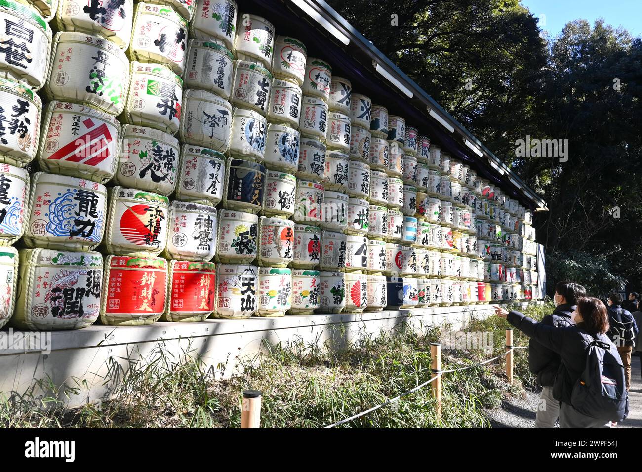 Leute, die Nihonshu-Sake-Fässer in Meiji Jingu sehen. Shibuya, Tokio, Japan – 26. Februar 2024 Stockfoto