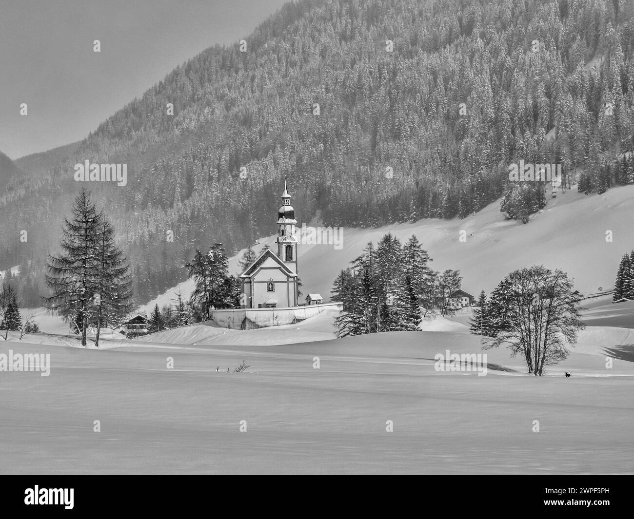 Dieses Winterbild zeigt die Nikolaikirche im Dorf Obernberg am Kopf des Obernbergtals im österreichischen Tirol Stockfoto