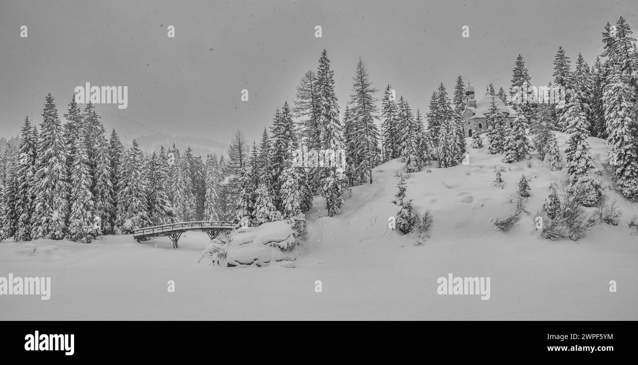 Dieses Winterschneebild der Maria am See Kirche, besser bekannt als Kapelle im Wald, liegt am Obernberger See im österreichischen Tirol Stockfoto