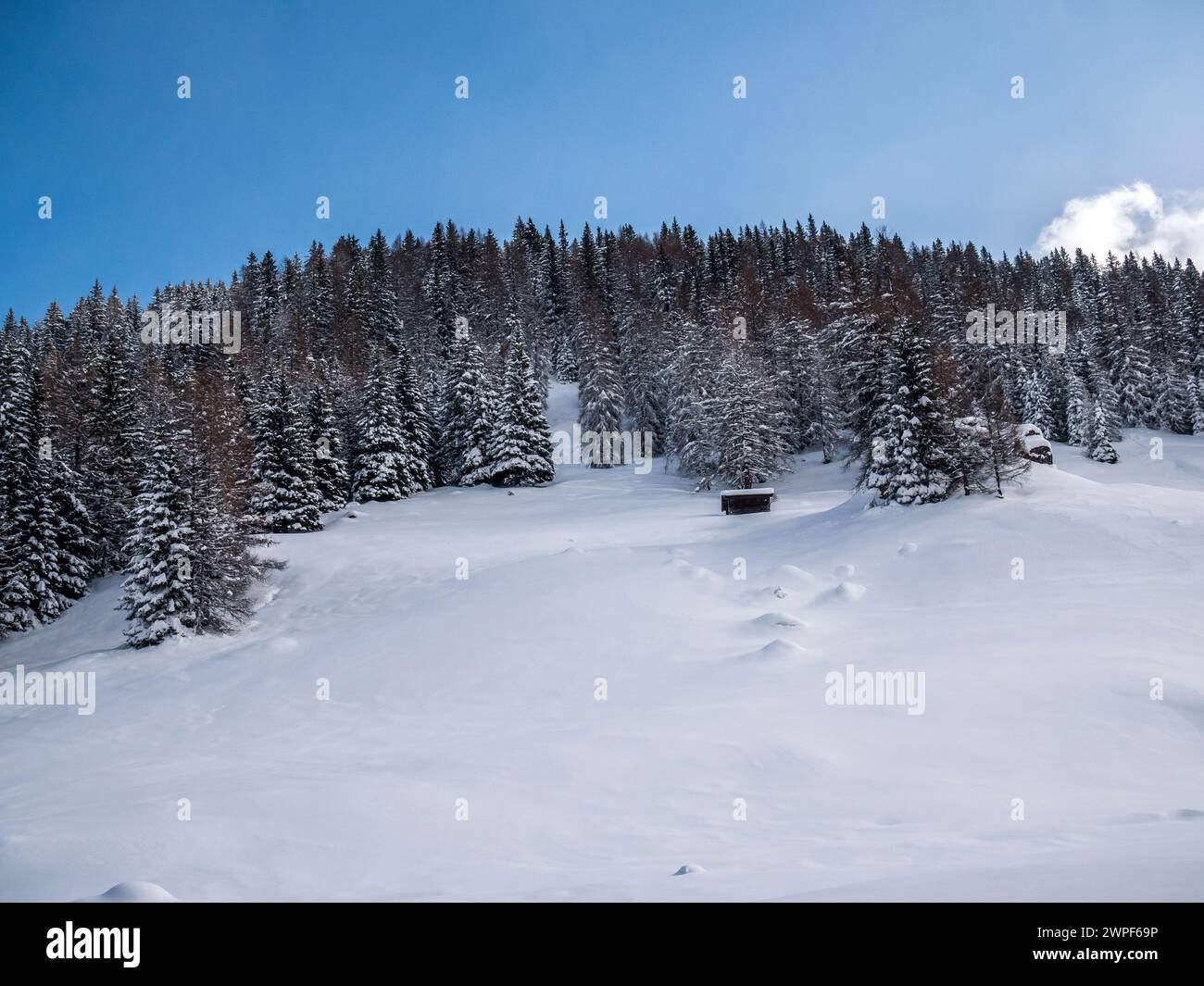 Dieses Winterbild im Obernbergtal der Heuscheune liegt unweit der Stadt Steinach am Brenner an der alten Brennerpassstraße Stockfoto