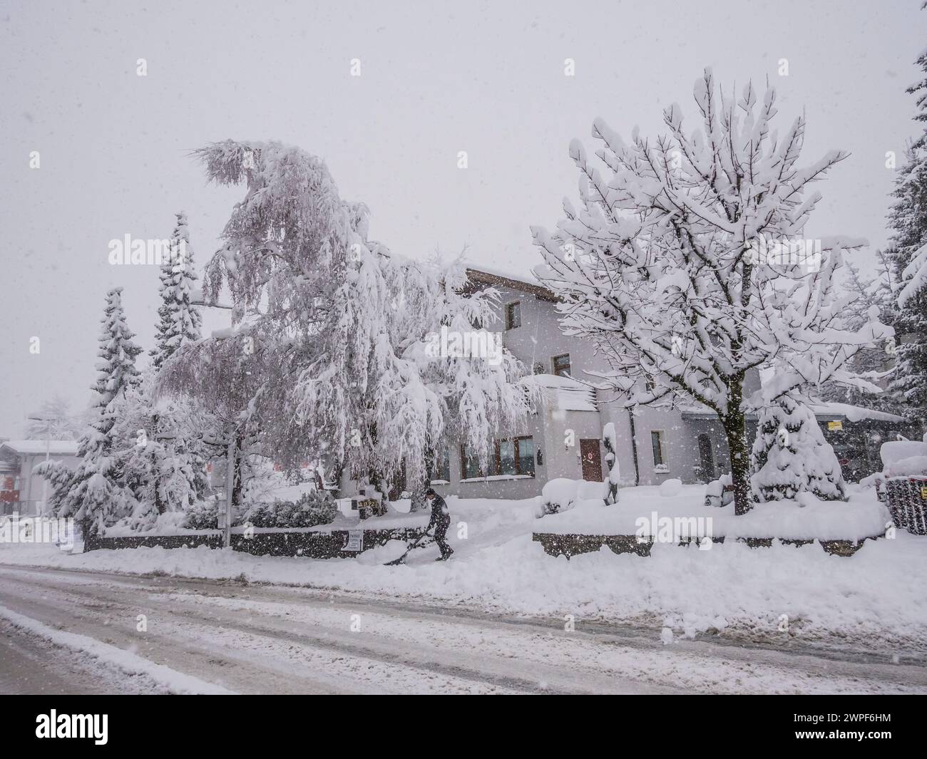 Diese Winterstraßenszene zeigt die Hauptstraße von Steinach am Brenner an der Brennerpassstraße zwischen Innsbruck und Brenner Stockfoto