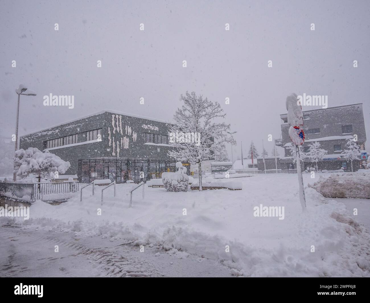 Diese Winterstraßenszene zeigt die Hauptstraße von Steinach am Brenner an der Brennerpassstraße zwischen Innsbruck und Brenner Stockfoto