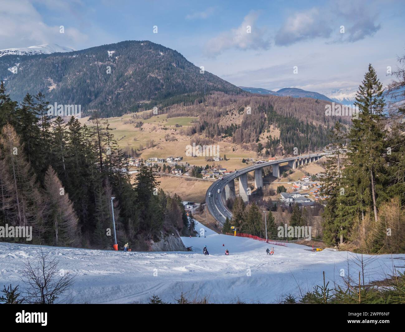 Dieses Winterbild blickt über die Brennerstraße oberhalb von Steinach am Brenner an der Brennerpassstraße zwischen Innsbruck und Brenner Stockfoto