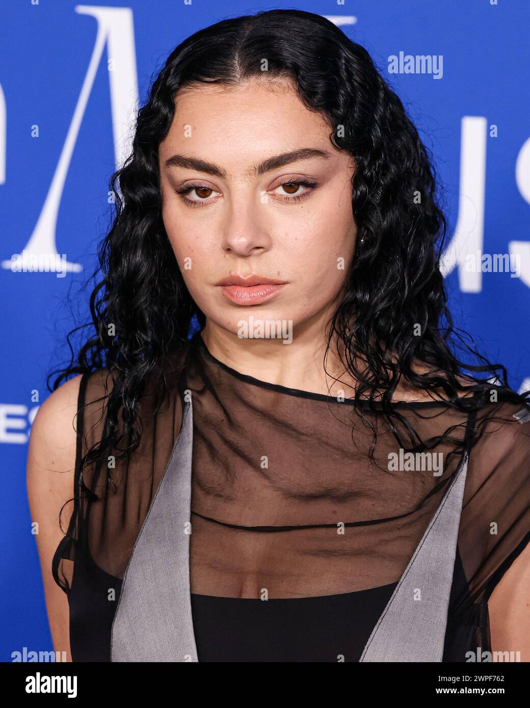 INGLEWOOD, LOS ANGELES, KALIFORNIEN, USA - 6. MÄRZ: Charli XCX kommt am 6. März 2024 bei der Billboard Women in Music 2024 im YouTube Theater im SoFi Stadium in Inglewood, Los Angeles, Kalifornien, USA. (Foto: Xavier Collin/Image Press Agency) Stockfoto