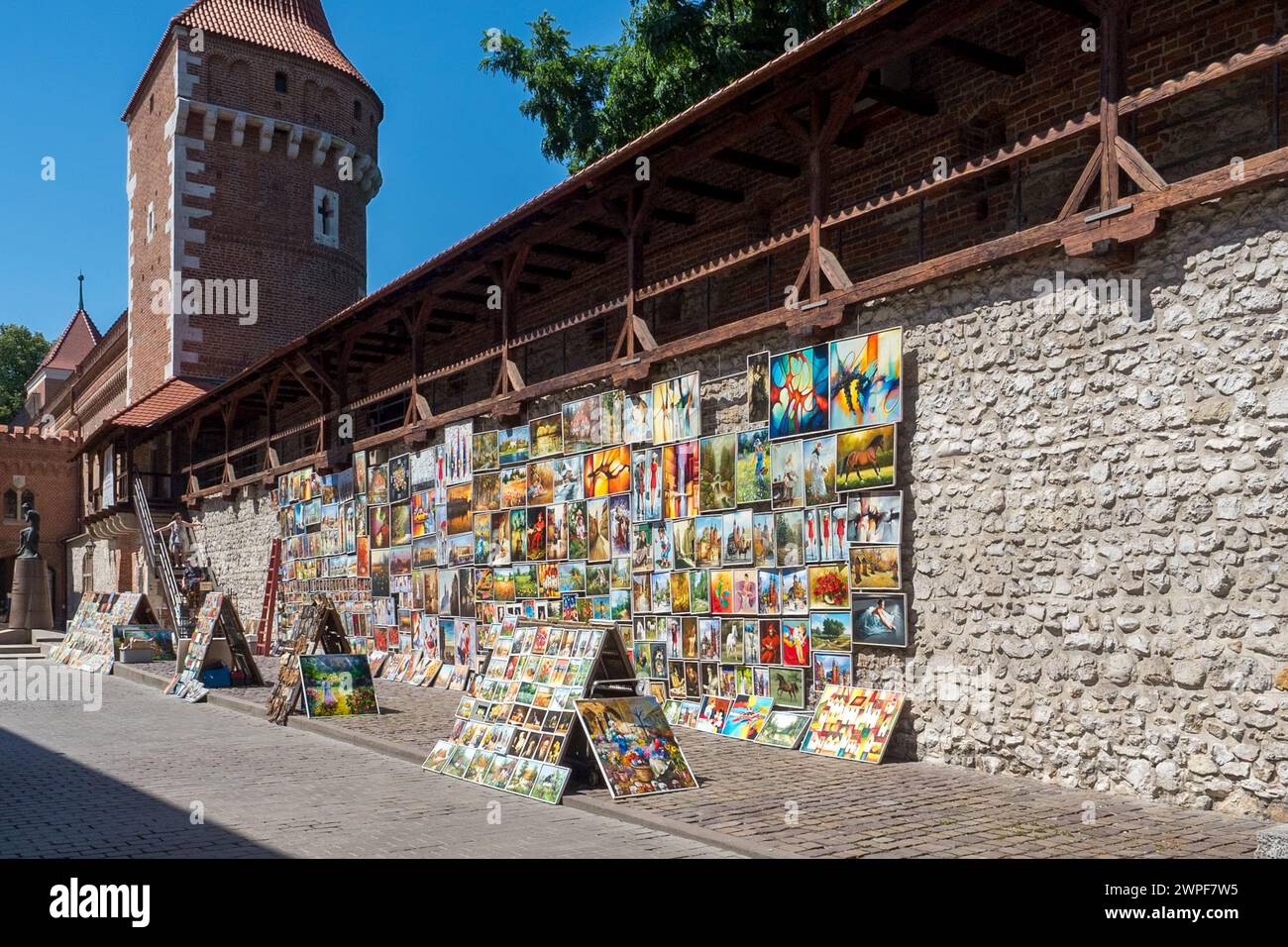 Eine Gemäldegalerie, die auf der Innenseite der Verteidigungsmauern des Barbakan in Krakau ausgestellt ist. Polen 2019 Stockfoto