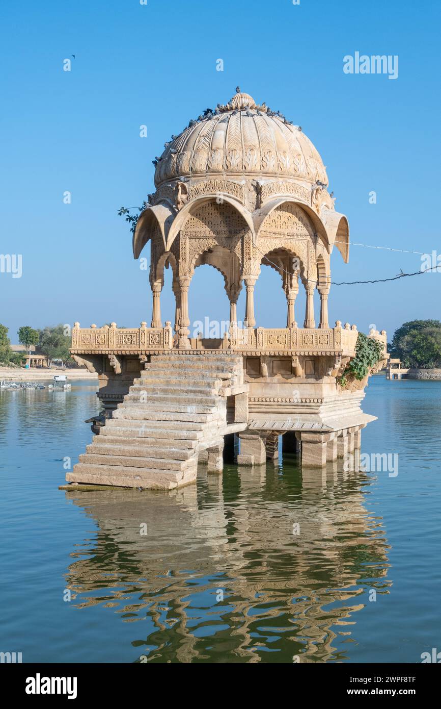 Gadsisar Sagar Lake mit historischen Gebäuden, um Regenwasser zu speichern und eine konstante Wasserversorgung für die Stadt Jaisalmer, Indien, zu gewährleisten. Stockfoto