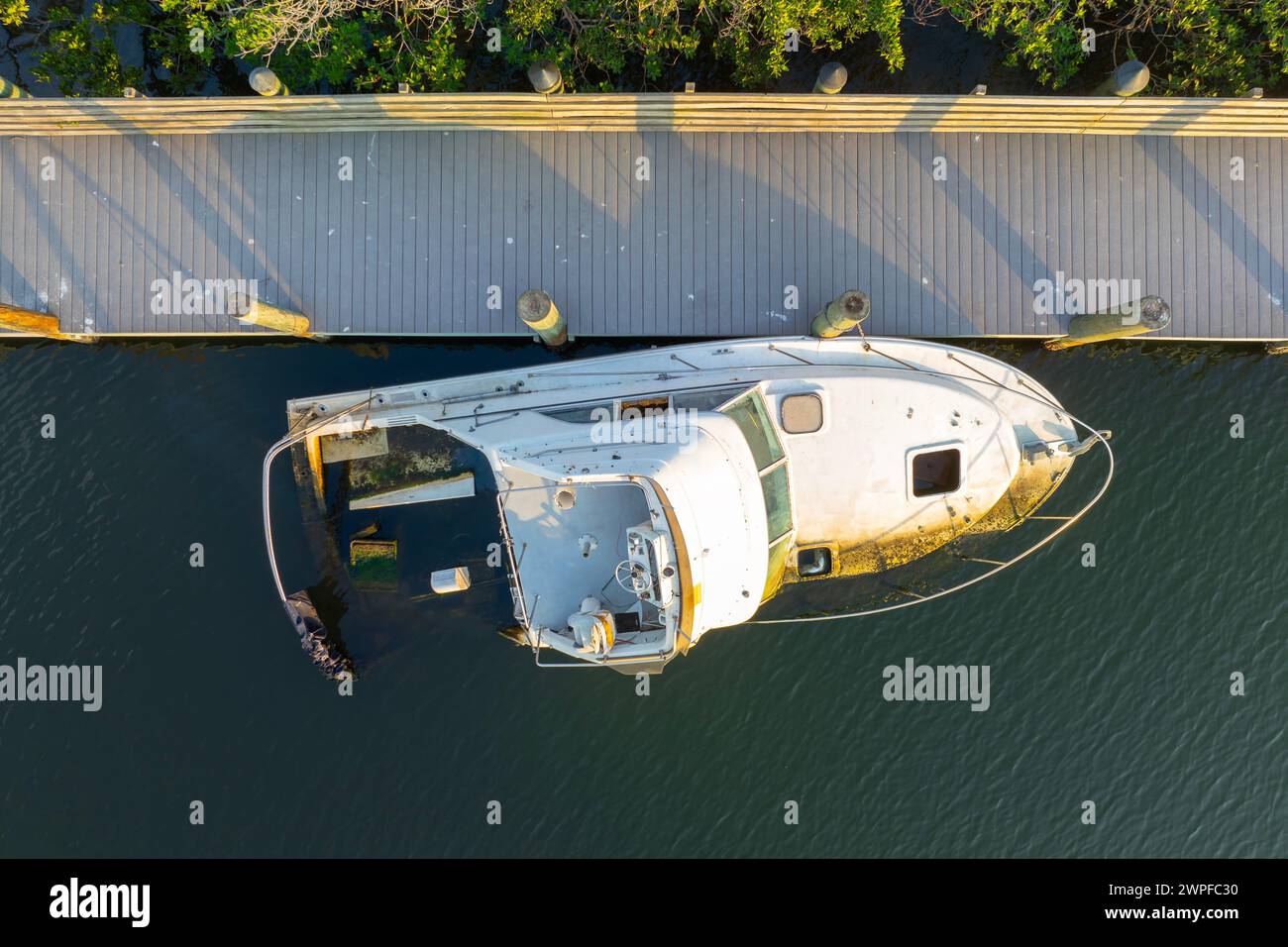 Luftaufnahme des versunkenen Segelbootes auf flachen Gewässern der Bucht nach dem Hurrikan in Manasota, Florida Stockfoto