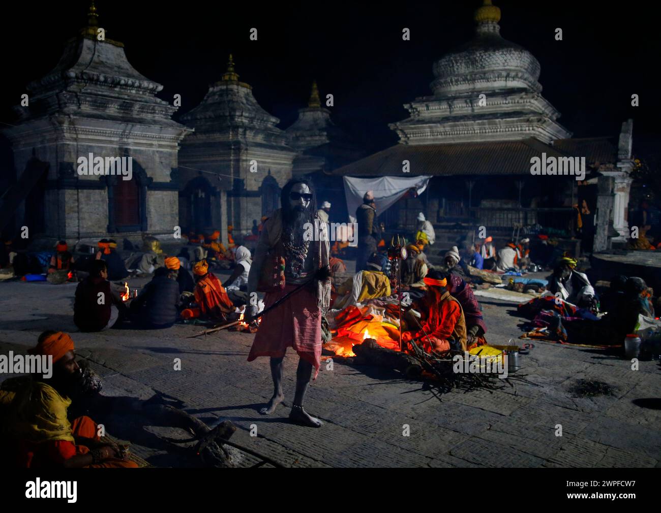 Kathmandu, Nepal. März 2024. Am Vorabend des Maha Shivaratri Festivals in Kathmandu, Nepal, am Donnerstag, den 7. März 2024, spaziert ein Sadhu durch das Gelände des Pashupathinath-Tempels. (Kreditbild: © Skanda Gautam/ZUMA Press Wire) NUR REDAKTIONELLE VERWENDUNG! Nicht für kommerzielle ZWECKE! Stockfoto