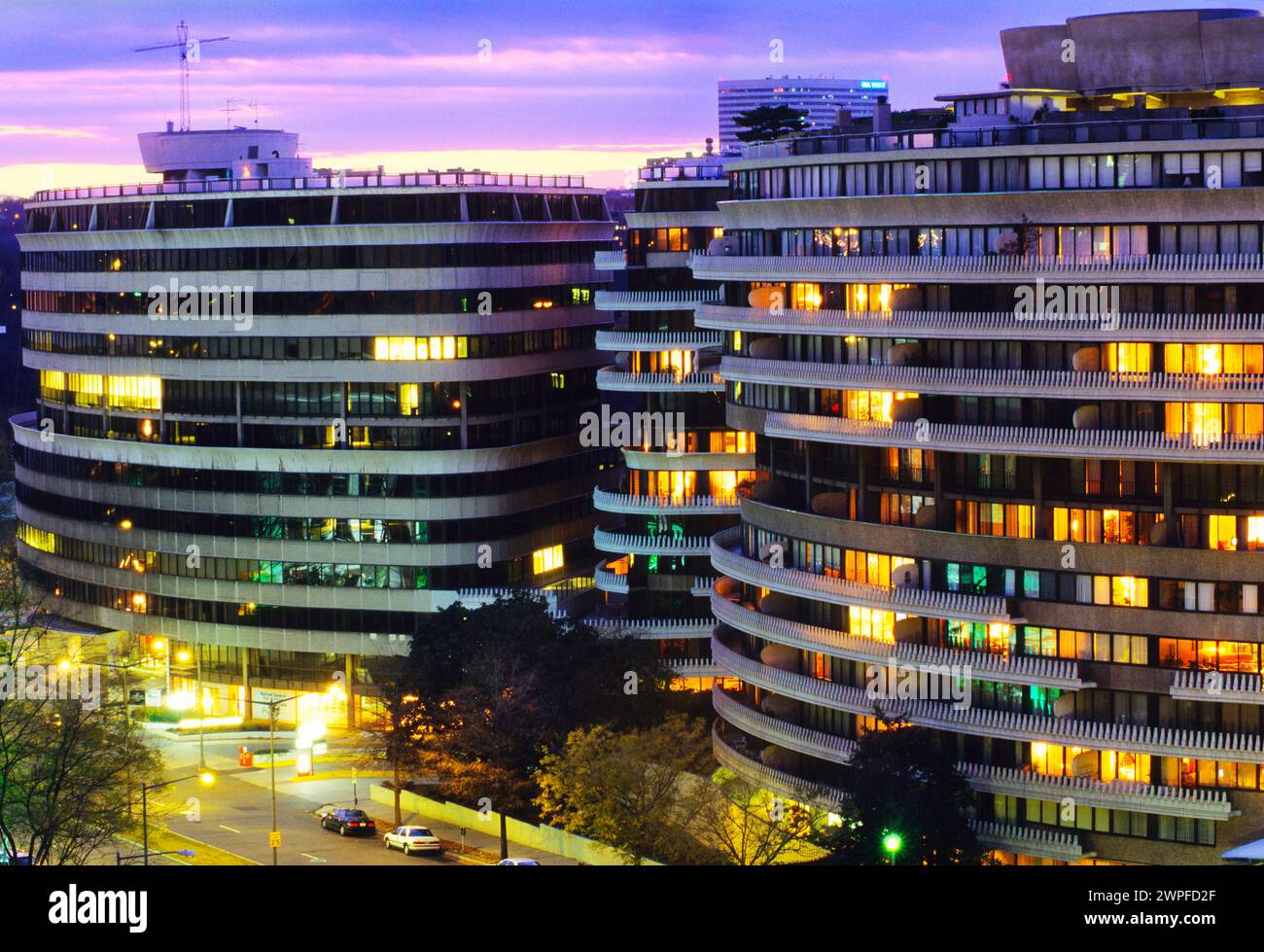 Watergate-Komplex in Foggy Bottom Washington DC, Richard Nixon Skandal. Nacht oder Dämmerung. Blick auf luxuriöse Wohngebäude. Innenstadt. USA Stockfoto