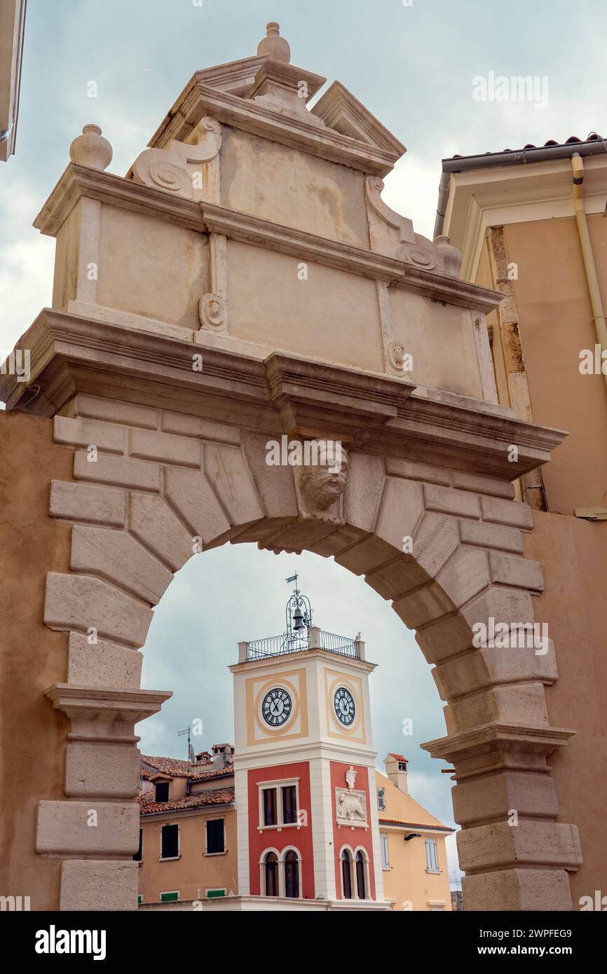 Balbis-Bogen mit Stadturmuhr neben dem Tito-Platz in Rovinj Kroatien . Stockfoto