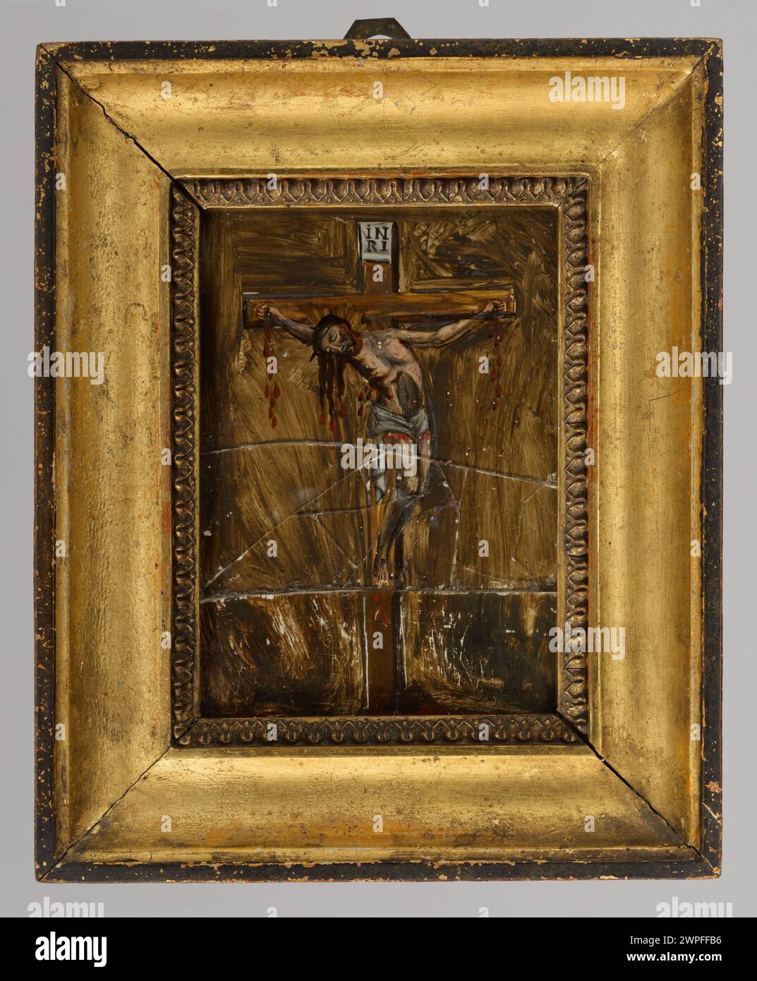 Dieses Gemälde aus dem 19. Jahrhundert zeigt den gekreuzigten Christus, der einem unbekannten polnischen Künstler zugeschrieben wird. Das Werk spiegelt religiöse Themen wider, die während dieser Zeit vorherrschten. Stockfoto