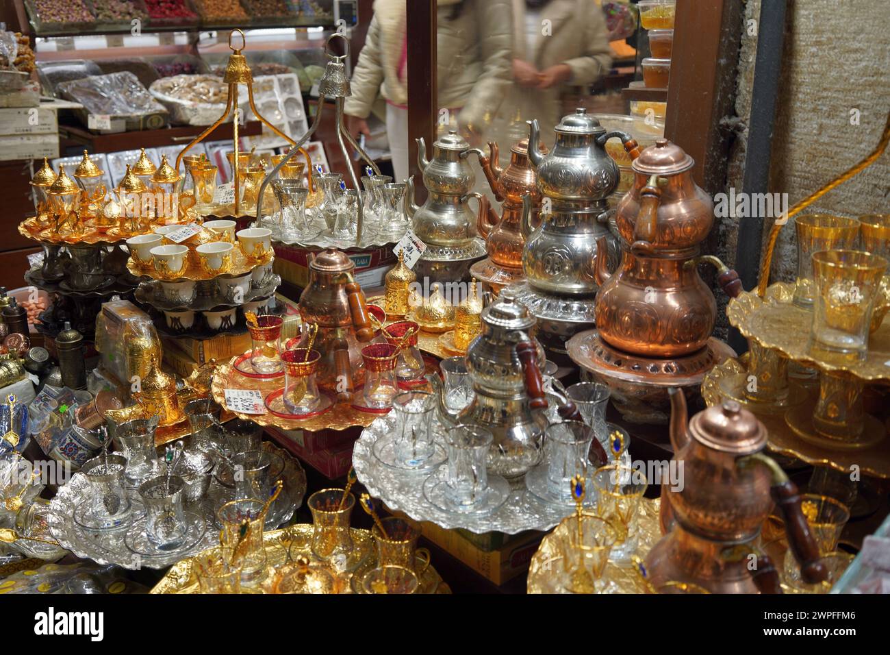 Farbenfrohe Produkte auf dem Gewürzbasar (ägyptisch) in Istanbul, Türkei Stockfoto